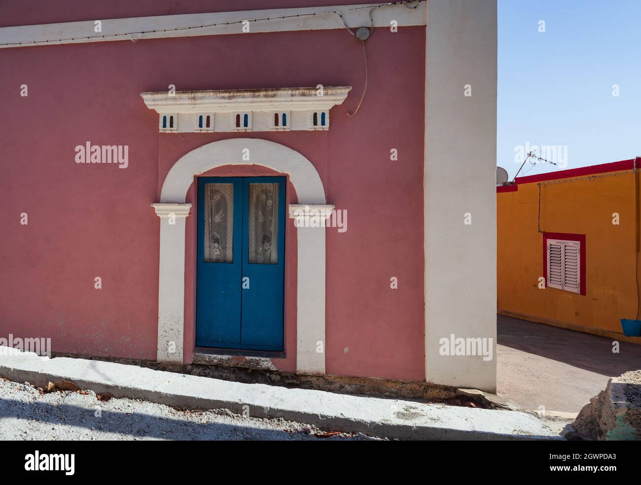 Vue sur une maison colorée typique de Linosa, colorée en rose et blanc, Sicile. Italie Banque D'Images Vue sur une maison colorée typique de Linosa, colorée en rose et blanc, Sicile. Italie Banque D'Images