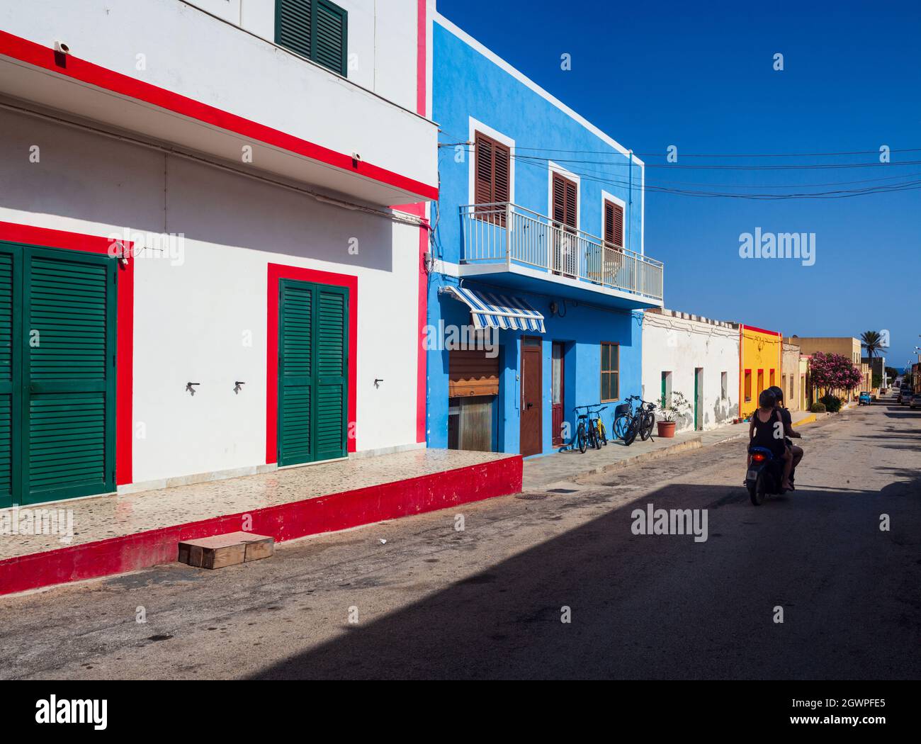 Vue sur les maisons colorées typiques de Linosa, de couleur rouge blanc et cyan, Sicile. Italie Banque D'Images Vue sur les maisons colorées typiques de Linosa, de couleur rouge blanc et cyan, Sicile. Italie Banque D'Images