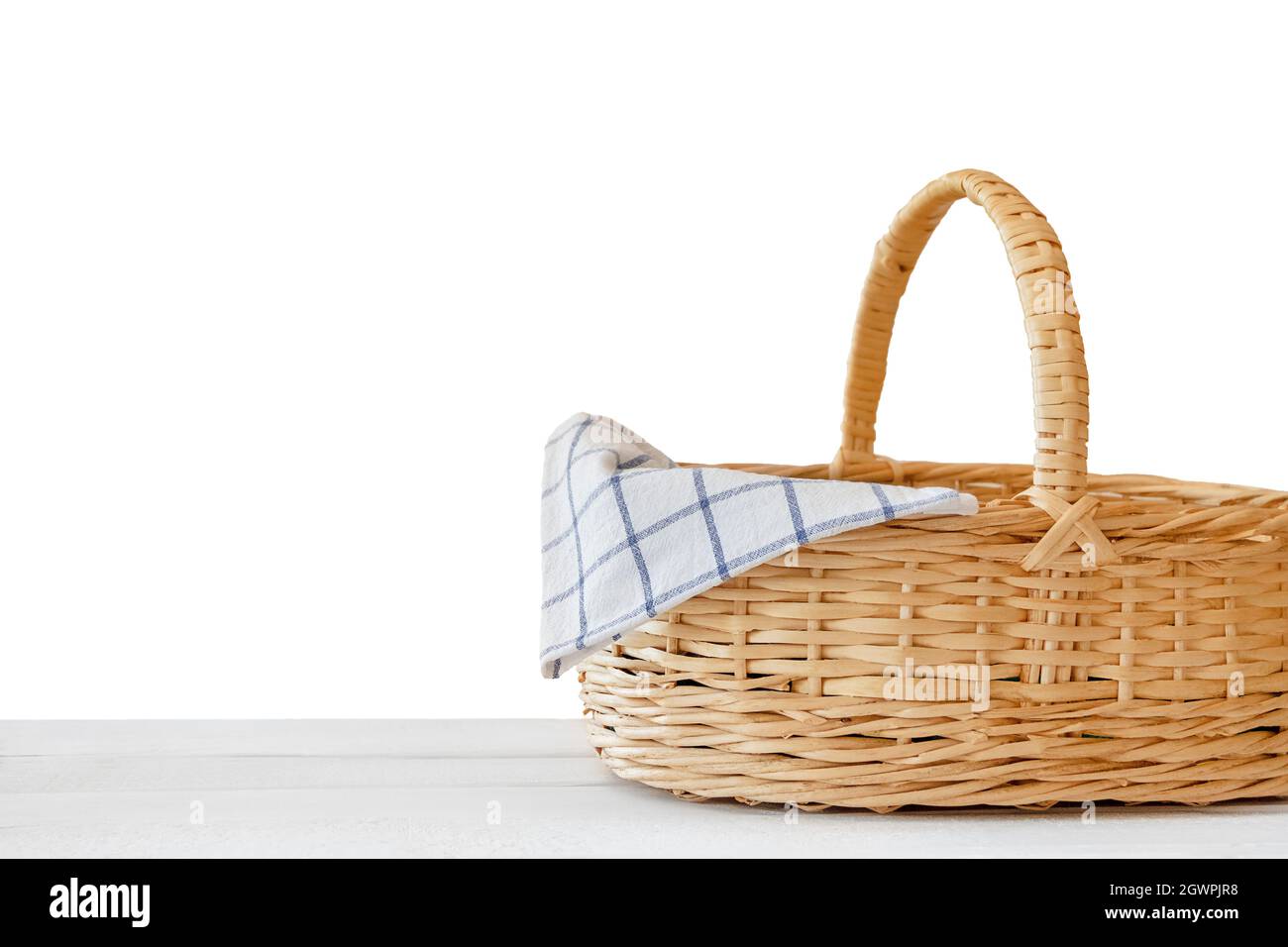 Panier en osier vide isolé sur table en bois blanc. Maquette de modèle pour l'affichage du produit Banque D'Images