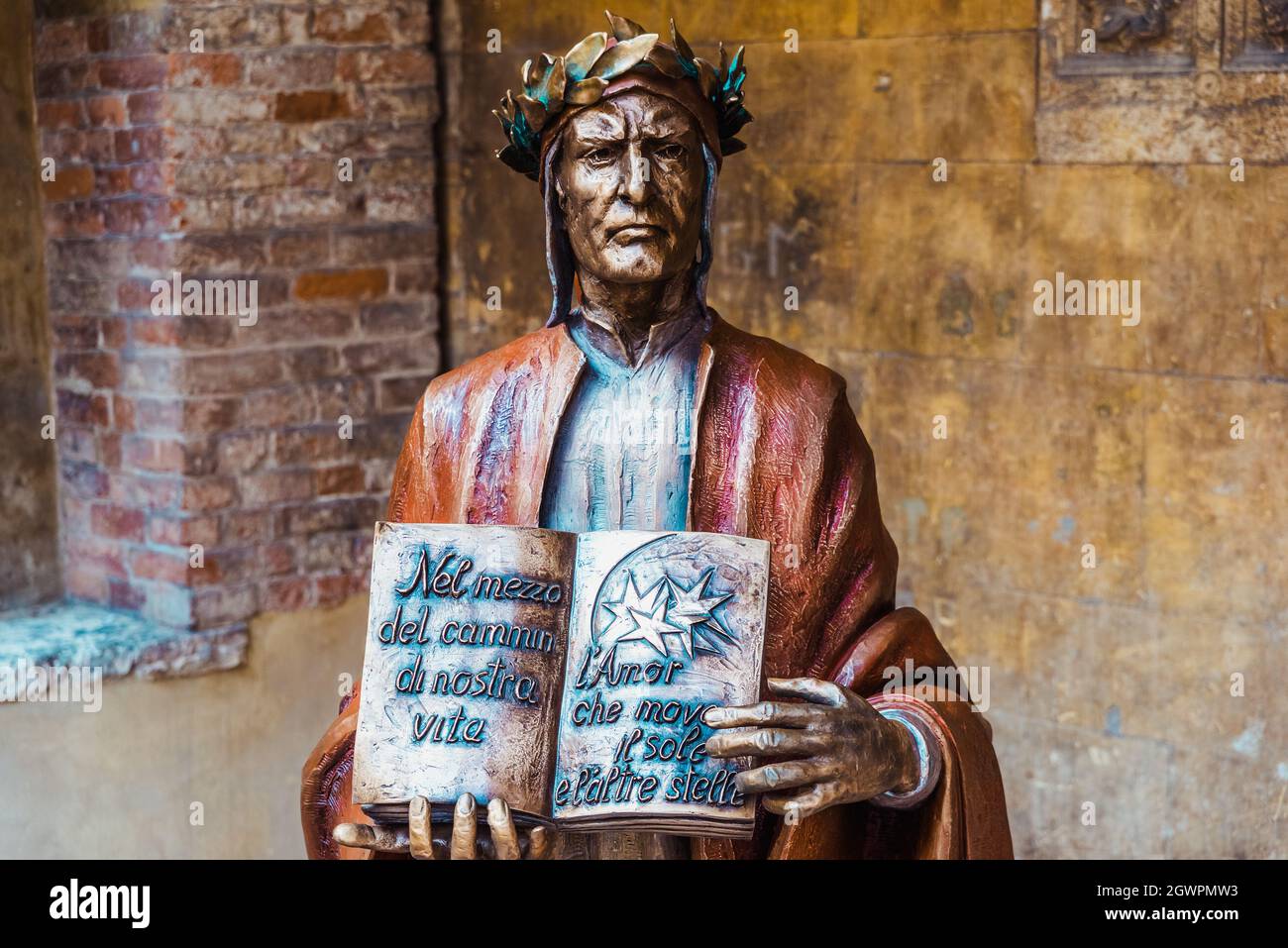 Vérone, Italie - 22 septembre 2021 : statue de bronze de Dante Alighieri, auteur de la Divine Comédie. Banque D'Images