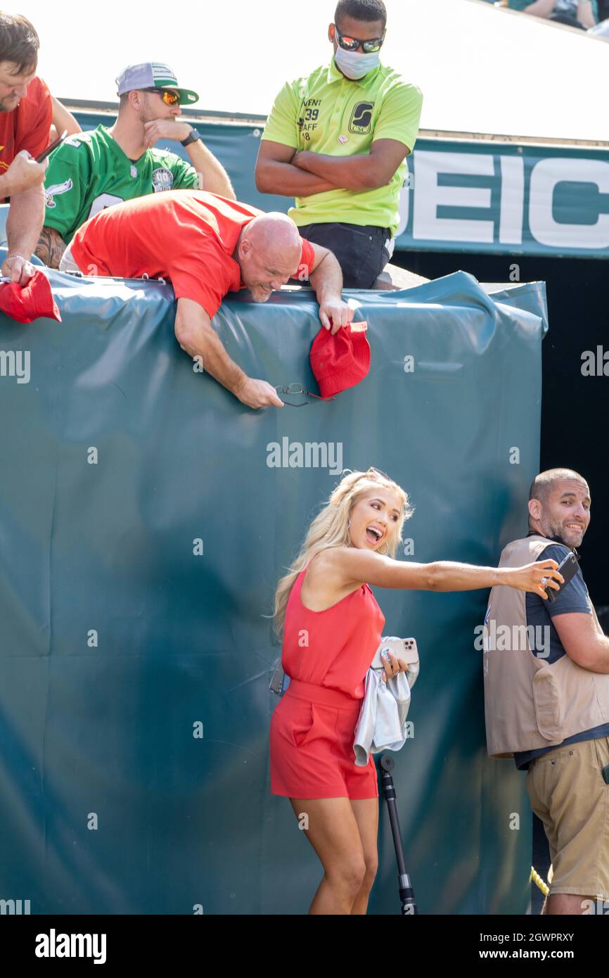 Philadelphie, Pennsylvanie, États-Unis. 3 octobre 2021. LA CHASSE GRACELYN « GRACIE », Miss Kansas USA, 2021 ans, prend un selfie avec les fans de Kansas City avant un match de football NFL entre les Philadelphia Eagles et les Kansas City Chiefs à Lincoln Financial Field à Philadelphie, Pennsylvanie. HUNT est la fille du chef de la partie chef et chef de la direction Clark Knobel Hunt. Les chefs ont gagné 42-30. (Image de crédit : © Jim Z. Rider/ZUMA Press Wire) Banque D'Images