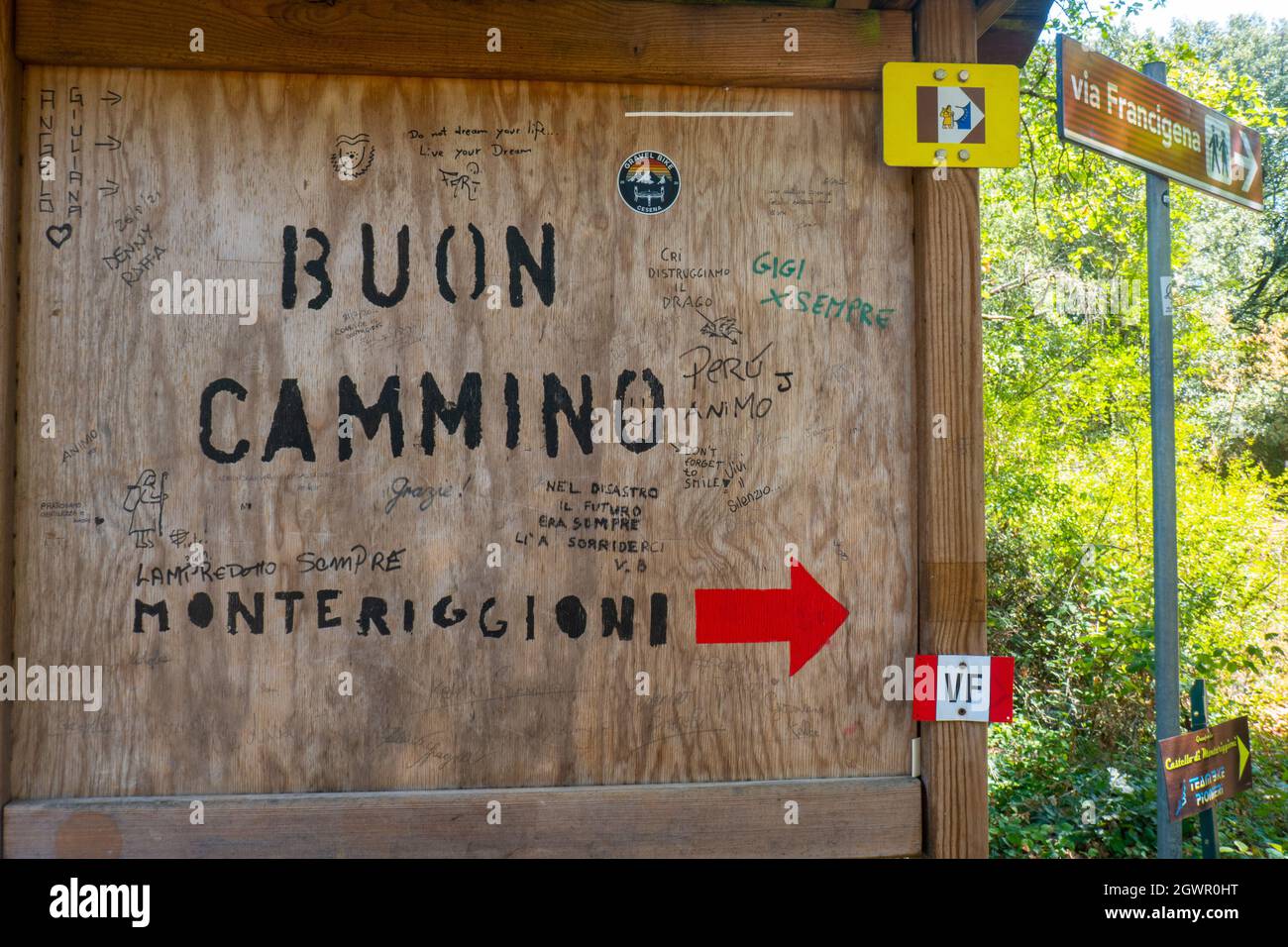 Grand signal avec un message de 'bonne marche' le long de la via Francigena, Toscane, Italie Banque D'Images