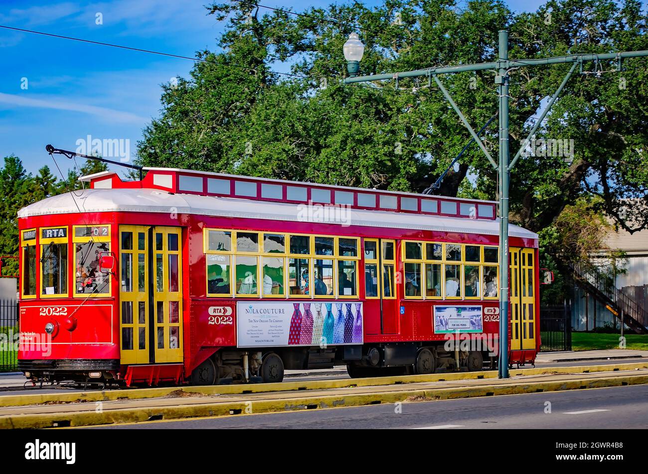 Un tramway de la Nouvelle-Orléans se dirige vers le front de mer sur la route Canal Street, le 14 novembre 2015, à la Nouvelle-Orléans, en Louisiane. Banque D'Images