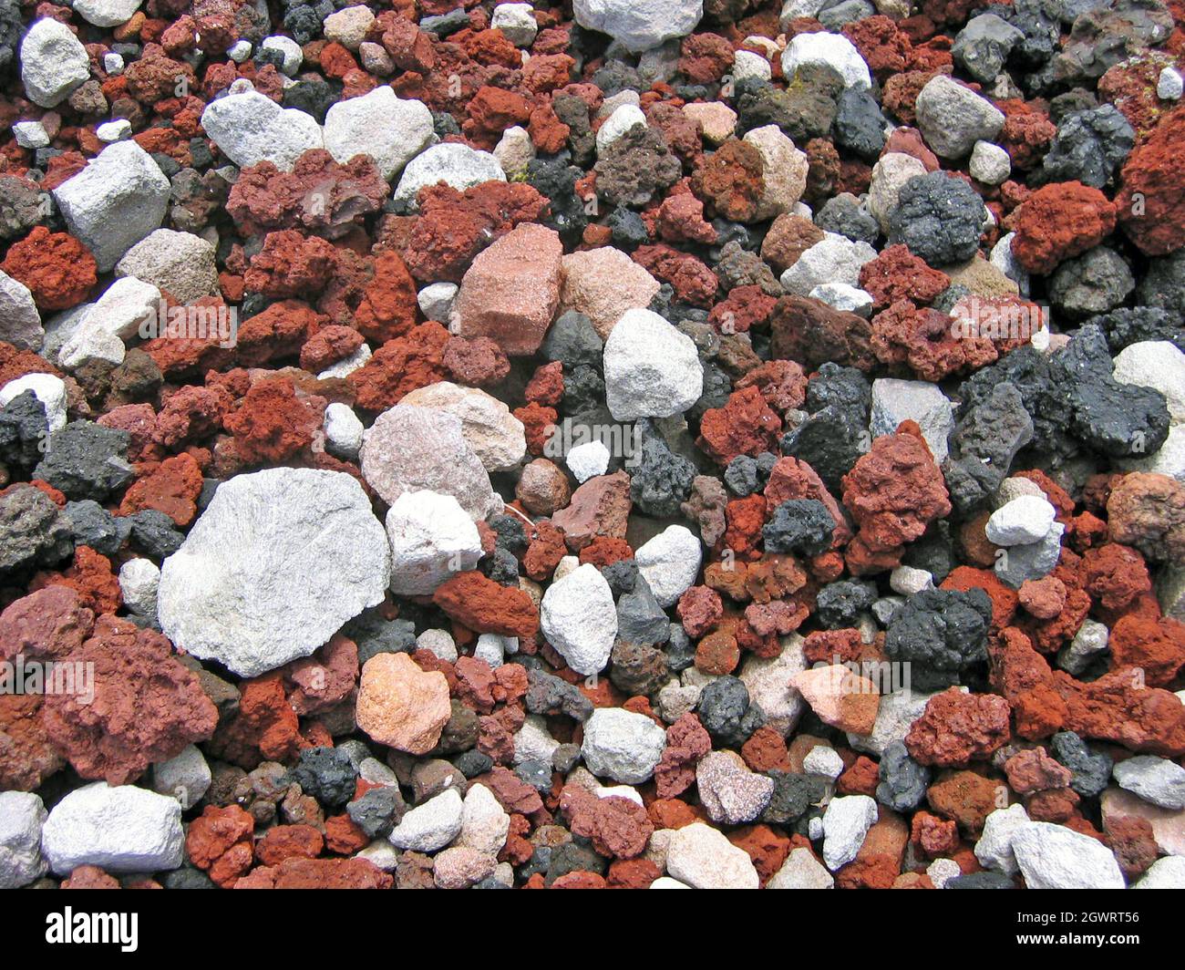 Des roches volcaniques multicolores, également connues sous le nom de cri ou de talus, se trouvent dans tout le paysage du mont Tarawera en Nouvelle-Zélande. Banque D'Images