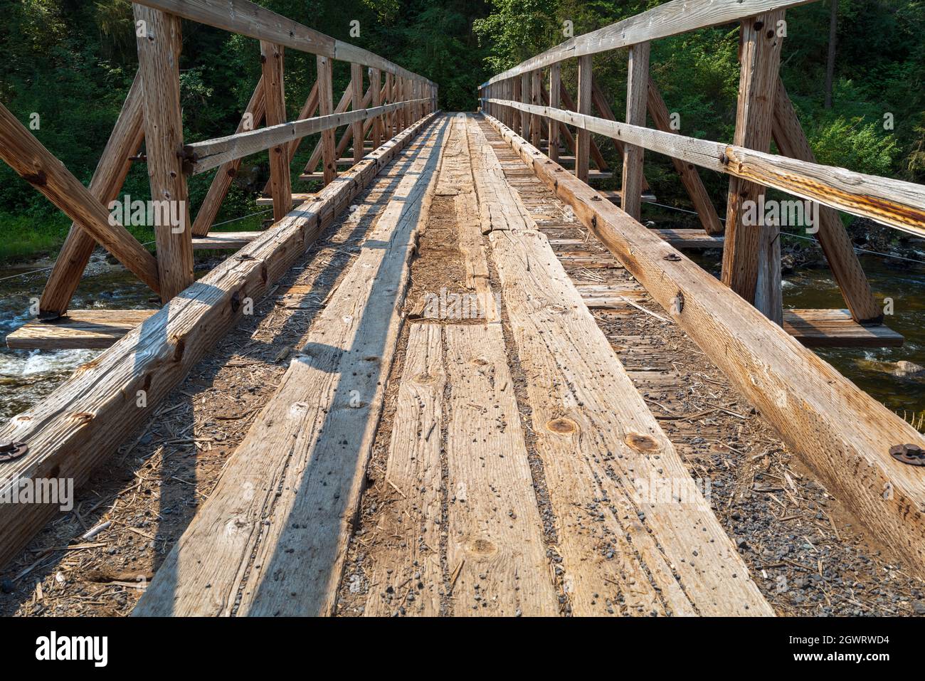 Détail de la surface de la passerelle traversant la South Fork de la rivière Clearwater dans l'Idaho, aux États-Unis Banque D'Images