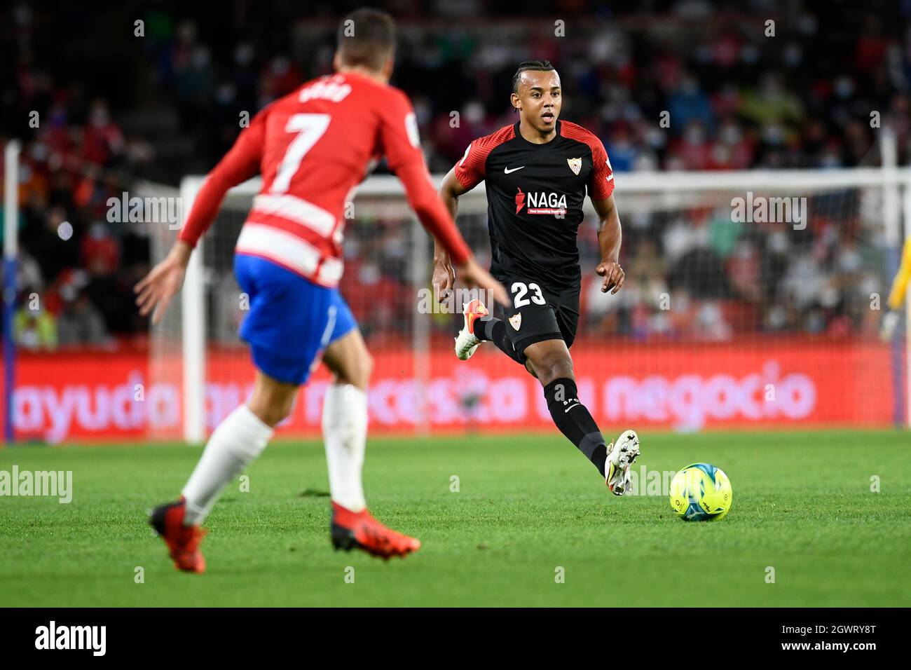 Grenade, Espagne. 03ème octobre 2021. Le joueur du FC de Séville Jules Kounde vu en action pendant le match de la Liga Santander entre le FC de Grenade et le FC de Séville à l'Estadio Nuevo Los Carmenes à Grenade.(Score final: Granada CF 1:0 Sevilla FC) (photo de Carlos Gil/SOPA Images/Sipa USA) crédit: SIPA USA/Alay Live News Banque D'Images