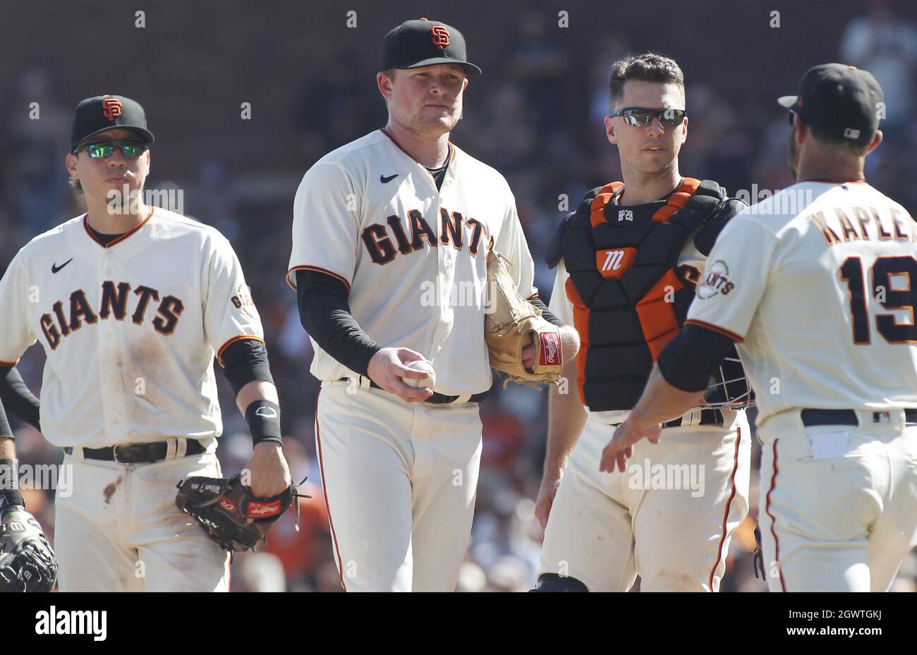 San Francisco, États-Unis. 03ème octobre 2021. San Francisco Giants Pitcher Logan Webb, deuxième à partir de la gauche, quitte le jeu dans le huitième repas pendant le jeu contre les San Diego Padres à Oracle Park le dimanche 3 octobre 2021 à San Francisco. De gauche, sont Wilmer Flores, Logan Webb, Buster Posey Manager Gabe Kaplan. Les Giants ont remporté la division occidentale de la ligue nationale avec la victoire d'aujourd'hui. Photo de George Nikitin/UPI crédit: UPI/Alay Live News Banque D'Images