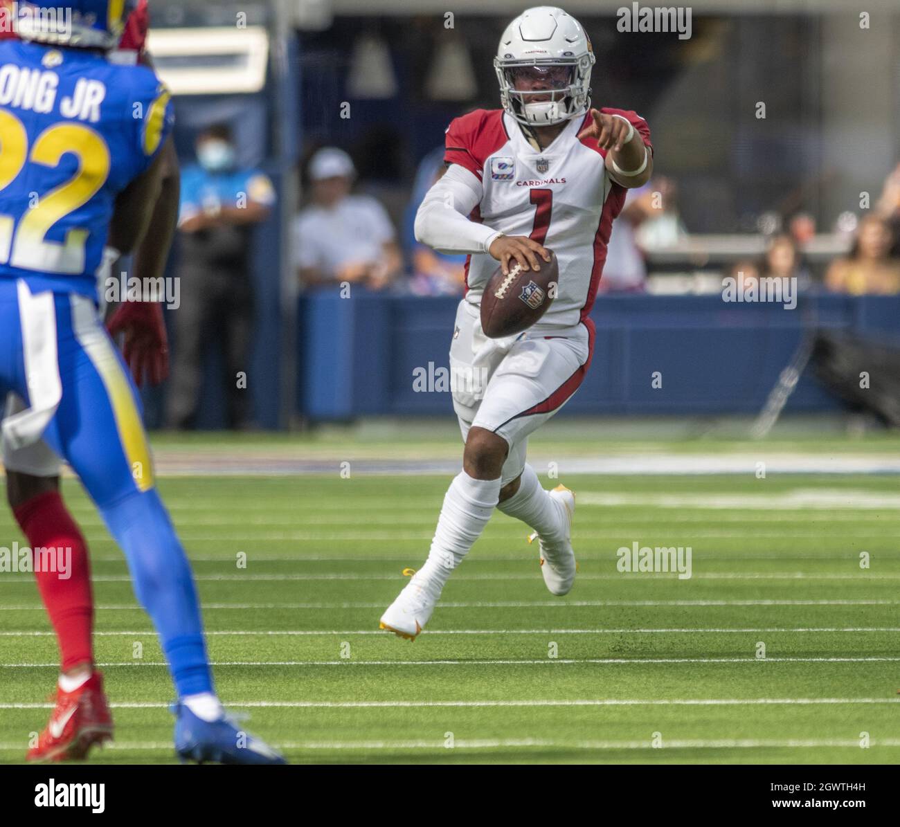 Inglewood, États-Unis. 03ème octobre 2021. Le quarterback des Arizona Cardinals, Kyler Murray (1), dirige la circulation pendant la première moitié du match entre les Los Angeles Rams et le cardinal de l'Arizona au stade SOFI d'Inglewood, en Californie, le dimanche 3 octobre 2021. Les Arizona Cardinals ont battu les Los Angeles Rams (37-20). Photo de Michael Goulding/UPI crédit: UPI/Alay Live News Banque D'Images