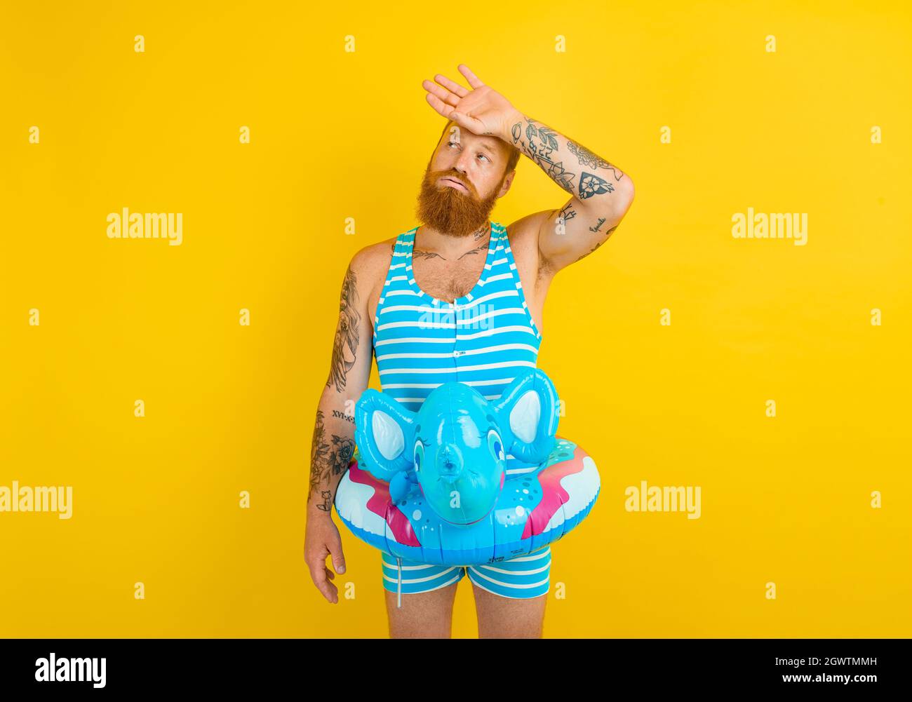 homme avec donut gonflable avec éléphant est prêt à nager Banque D'Images