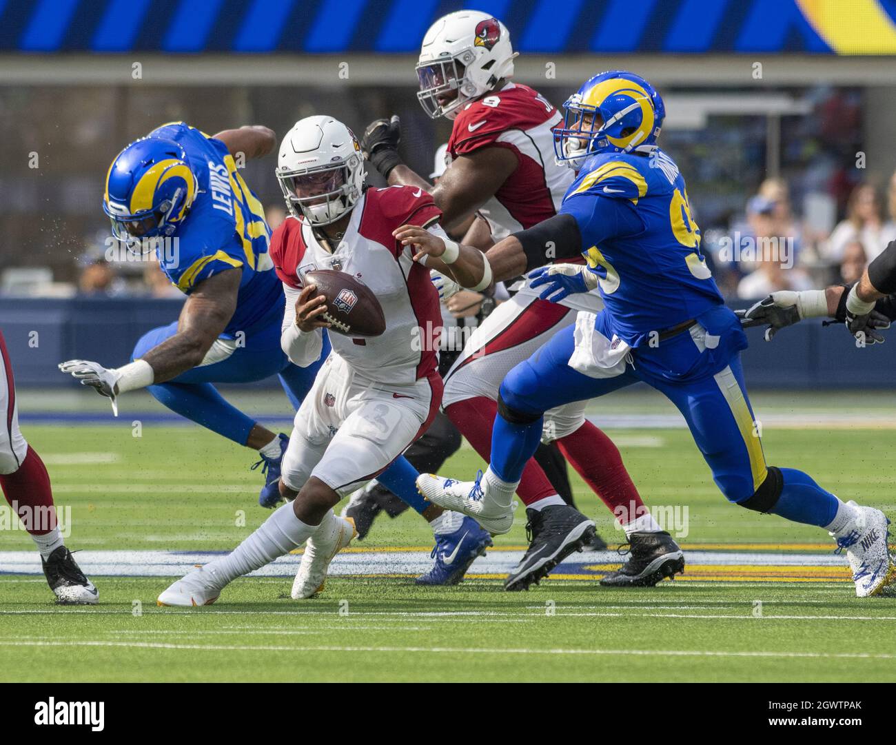 Inglewood, États-Unis. 03ème octobre 2021. Le quarterback des Arizona Cardinals, Kyler Murray (1), échappe temporairement à la ruée, mais a finalement été mis à sac pendant la deuxième moitié du match entre les Los Angeles Rams et le cardinal de l'Arizona au stade SOFI d'Inglewood, en Californie, le dimanche 3 octobre 2021. Les Arizona Cardinals ont battu les Los Angeles Rams (37-20). Photo de Michael Goulding/UPI crédit: UPI/Alay Live News Banque D'Images