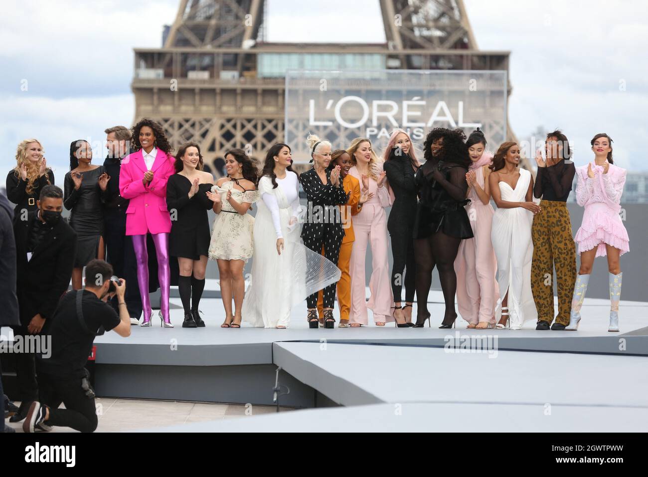 Jaha Dukureh, Nicolaj Coster Waldau, Cindy Bruna, Leïla Bekhti, Katherine Langford, Aishwarya Rai, Helen Mirren, Aja Naomi King, Nidhi Sunil, Amber Heard, Soo Joo Park, Yseult, Liya Kebede et Luma Grothe marchent sur la passerelle du spectacle de l'Oréal lors de la semaine de la mode de Paris Printemps été 2021 à Paris, France le 2 octobre 2021. Photo de Jerome Domine/ABACAPRESS.COM Banque D'Images