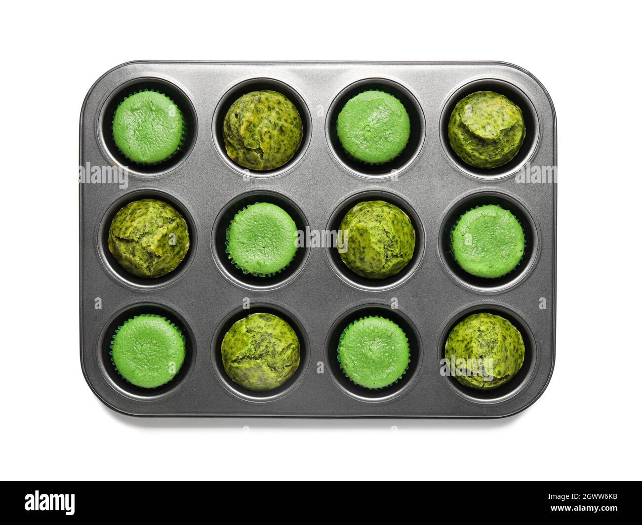 Moule à pâtisserie avec de savoureux muffins aux épinards sur fond blanc Banque D'Images