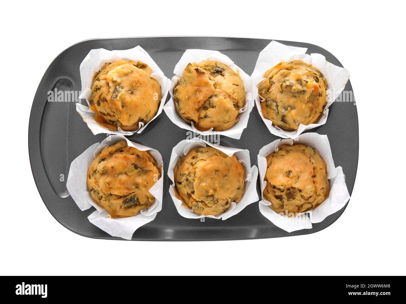 Moule à pâtisserie avec de savoureux muffins aux épinards sur fond blanc Banque D'Images