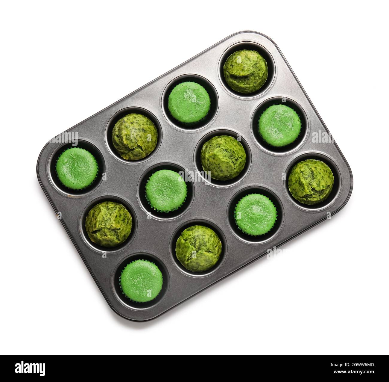 Moule à pâtisserie avec de savoureux muffins aux épinards sur fond blanc Banque D'Images