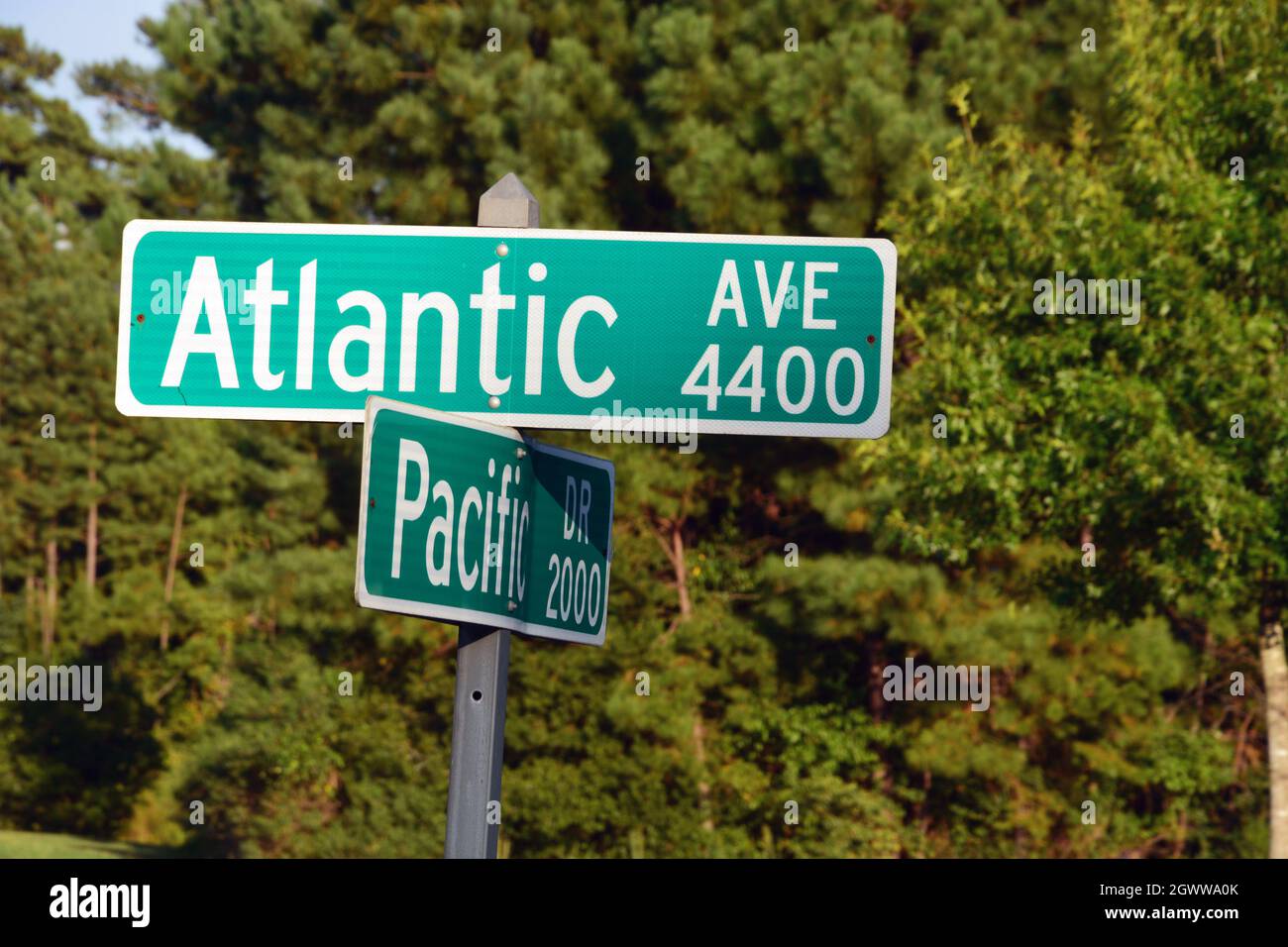 Gros plan sur le panneau Atlantic Avenue Road à Raleigh, en Caroline du Nord. Banque D'Images