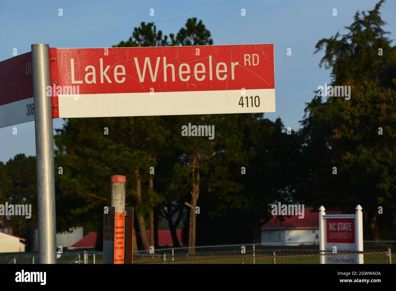 Gros plan sur le panneau Lake Wheeler Road à Raleigh, en Caroline du Nord. Banque D'Images