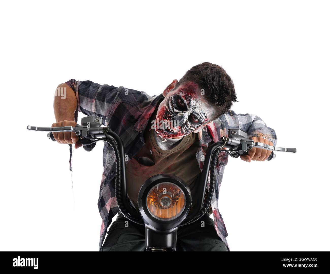 Homme habillé pour Halloween comme zombie avec moto sur fond blanc Photo  Stock - Alamy