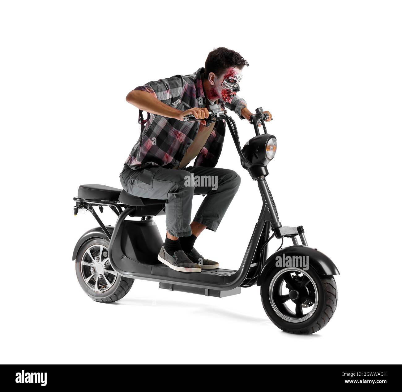 Homme habillé pour Halloween comme zombie avec moto sur fond blanc Photo  Stock - Alamy