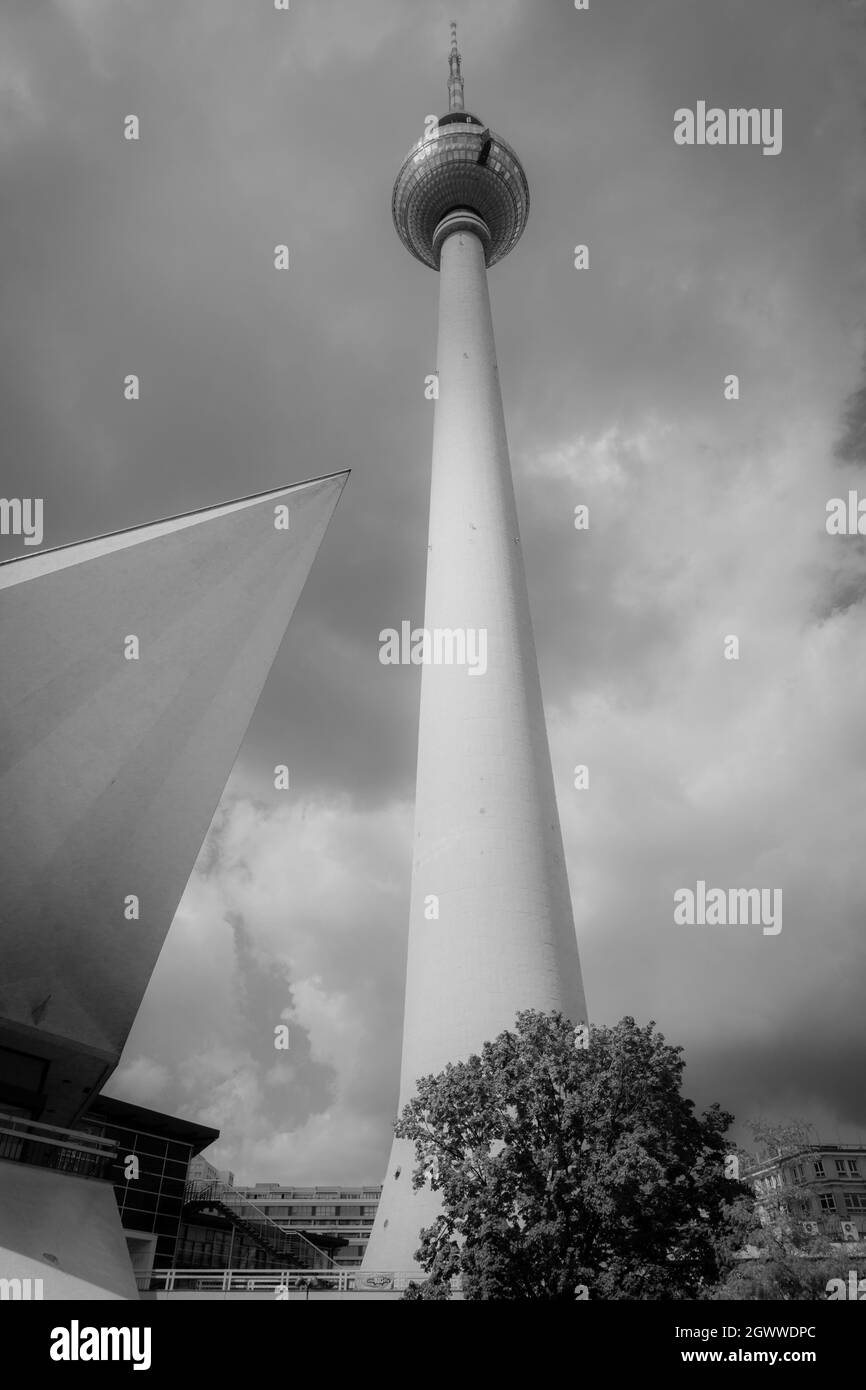Mochrome image toit angulaire pointant vers la tour de télévision de Berlin 368m de haut tour de repère, ouvert en 1969 contient un restaurant tournant et plate-forme d'observation Banque D'Images