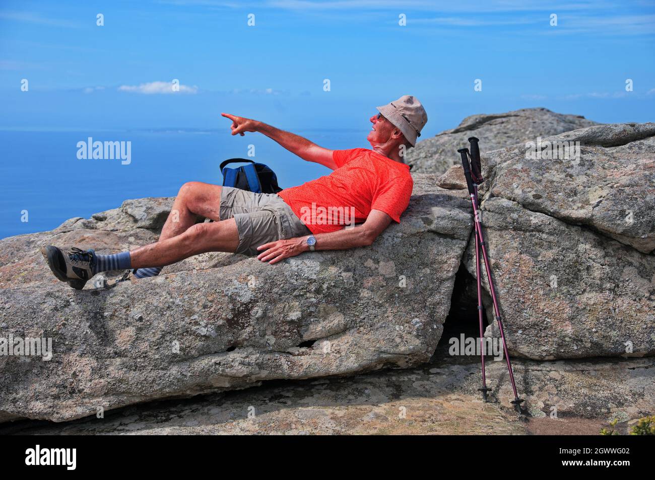 Homme senior couché sur le rocher dans les montagnes Photo Stock - Alamy
