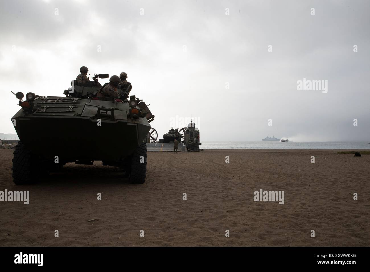 Marines des États-Unis avec le groupe de travail spécial air-sol marin – UNITAS, regardez d'un véhicule blindé léger comme un embarcation, coussin d'air s'approche de la plage Miramar pendant UNITAS LXII à Ancon, Pérou, le 29 septembre 2021. UNITAS est le plus long exercice maritime international annuel au monde qui vise à améliorer l'interopérabilité entre plusieurs nations et forces communes lors d'opérations littorales, amphibies et amazoniennes afin de s'appuyer sur des partenariats régionaux existants et de créer de nouvelles relations durables qui favorisent la paix, Stabilité et prospérité dans la zone d’intrusion du Commandement Sud des États-Unis Banque D'Images