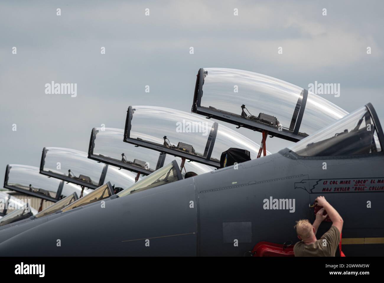 Un agent d'entretien de l'aéronef du 336e Escadron de chasseurs travaille sur un F-15e Strike Eagle à l'aéroport régional de Terre haute de Hulman Field à Terre haute, Ind., le 16 août 2021. Hulman Field est un terrain d’aviation militaire et civil partagé, qui abrite la 181e Escadre du renseignement de la Garde nationale de l’Indiana. (É.-U. Photo de la Garde nationale aérienne par le 2e lieutenant Jonathan W. Padish) Banque D'Images