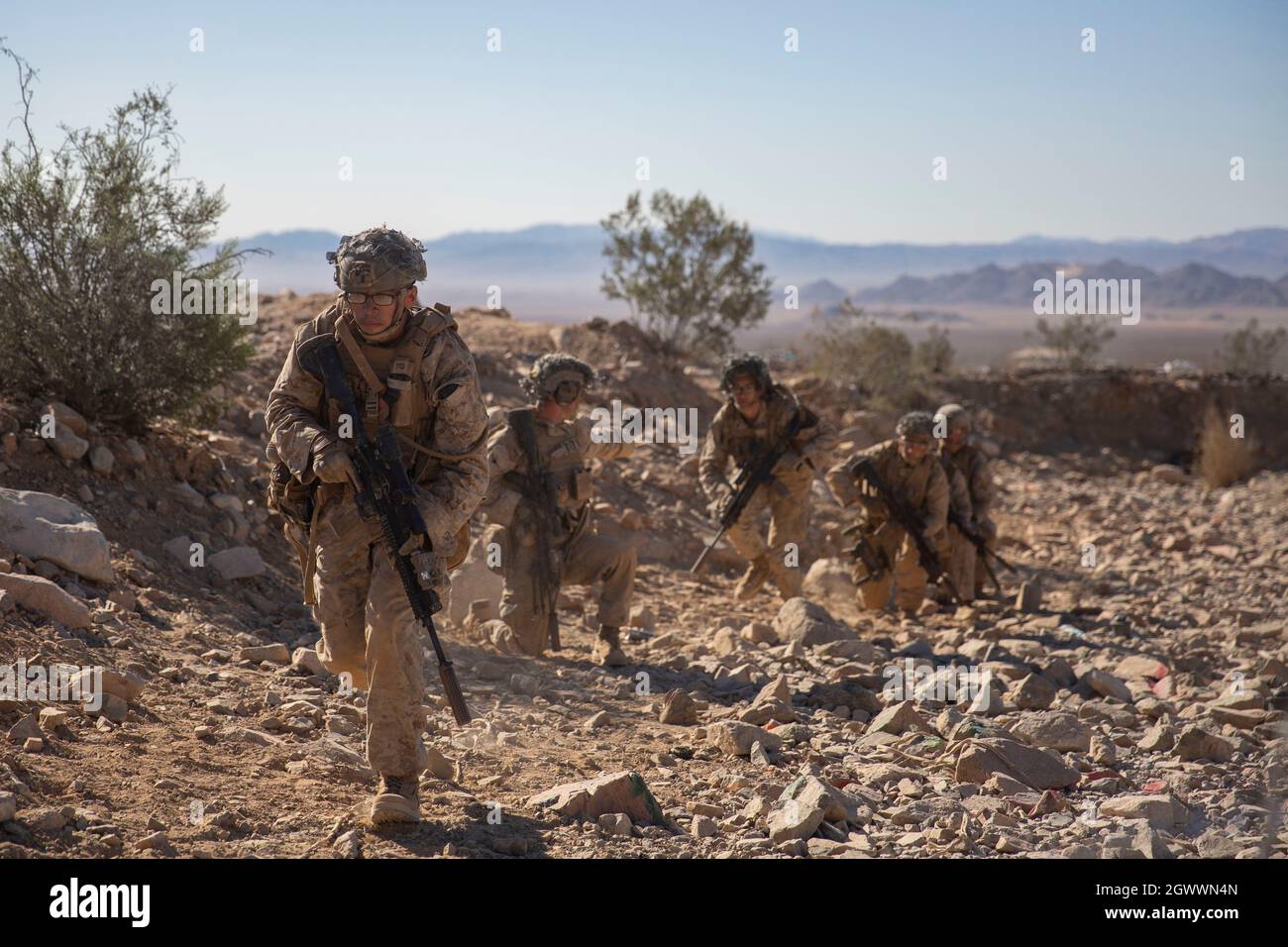 Les Marines des États-Unis avec le 1er Bataillon, marines 3d, sont liées à des positions couvertes et cachées à l'appui des attaques de peloton sur la gamme 410A pendant l'exercice d'entraînement de niveau de service 1-22 au Marine corps Air Ground combat Center Twentynine Palms, Californie, 1er octobre 2021. Le Range 410A prépare les Marines aux attaques soutenues par des peloons sur des positions ennemies afin d'améliorer les opérations intégrées dans des environnements contestés. (É.-U. Photo du corps marin par Cpl. Alexis Moradian) Banque D'Images