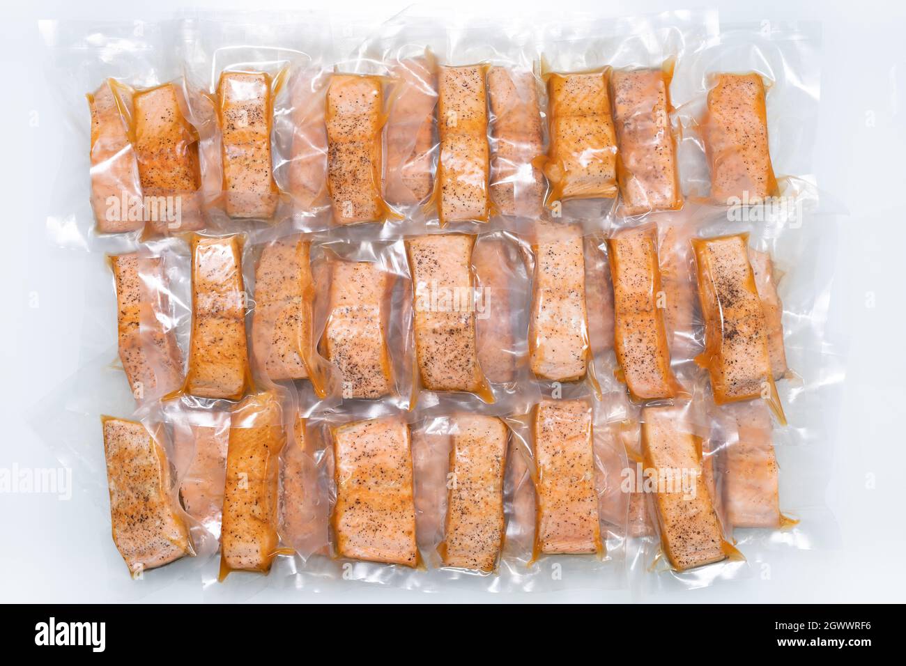 Congeler le saumon cuit dans des sachets sous vide sur la table Grunge,  concept de conservation des aliments Photo Stock - Alamy