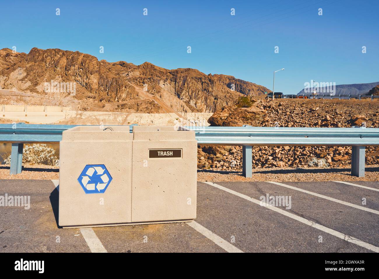 Jetez et recyclez les grains sur le parking du parc public. Montagnes et fond bleu ciel, espace de copie. Protection de l'environnement, pollution, recyclage et Banque D'Images