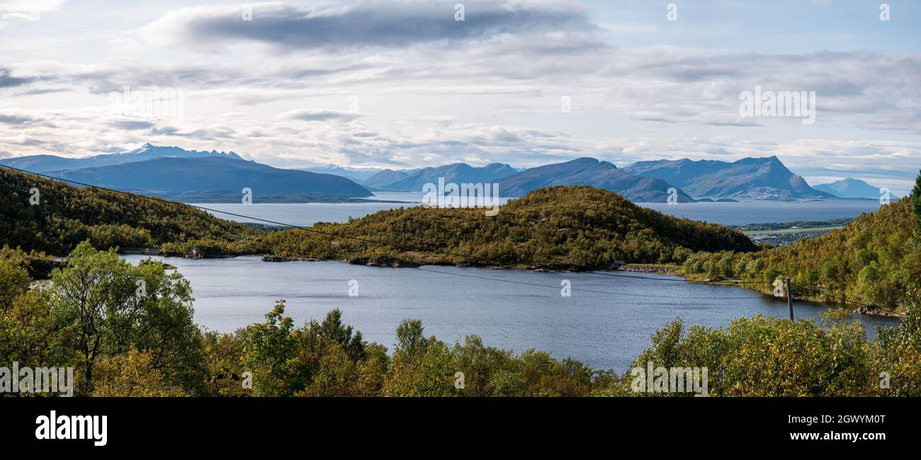Vue panoramique du lac De montagnes Against Sky Banque D'Images