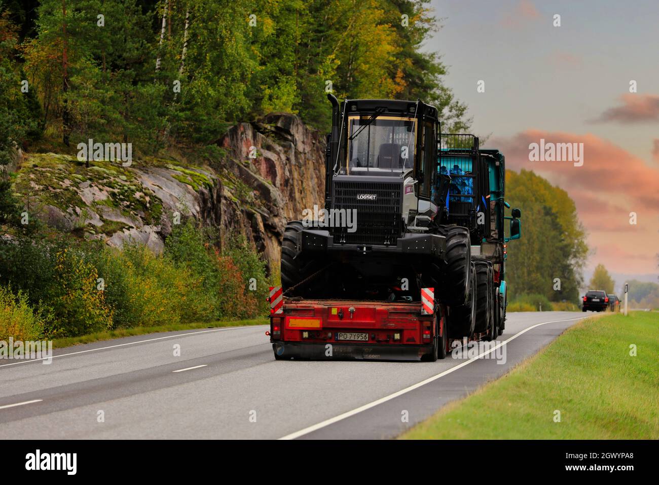 Semi-remorque camion K. Koigula transporte le porteur forestier Logset en grande charge sur la route 52 en automne, vue arrière. Salo, Finlande. 24 septembre 2021. Banque D'Images