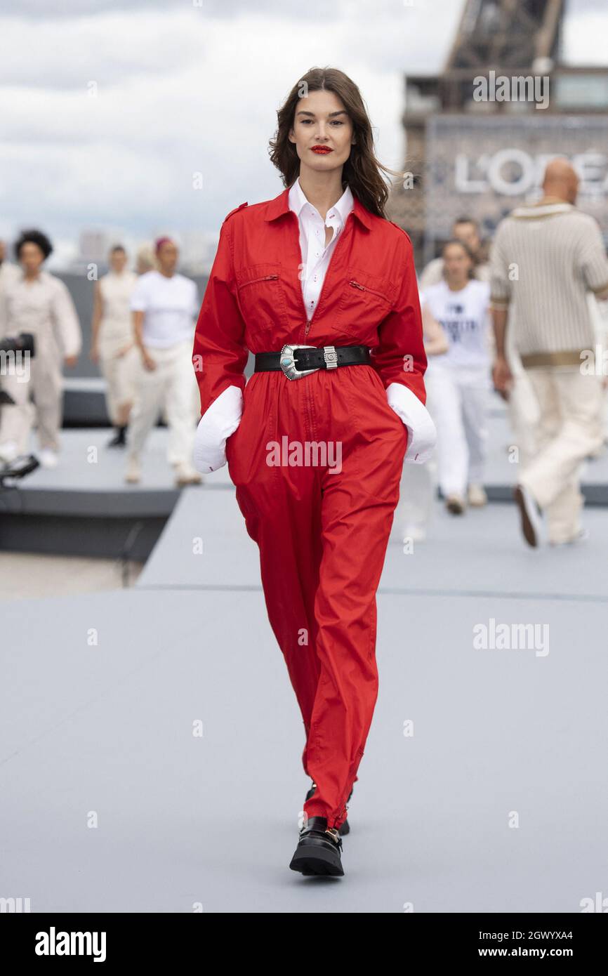 Un modèle marche sur la piste pendant le spectacle l'Oréal dans le cadre de  la semaine de la mode de Paris vêtements pour femmes Printemps/été 2022 à  Paris, France, le 03 octobre