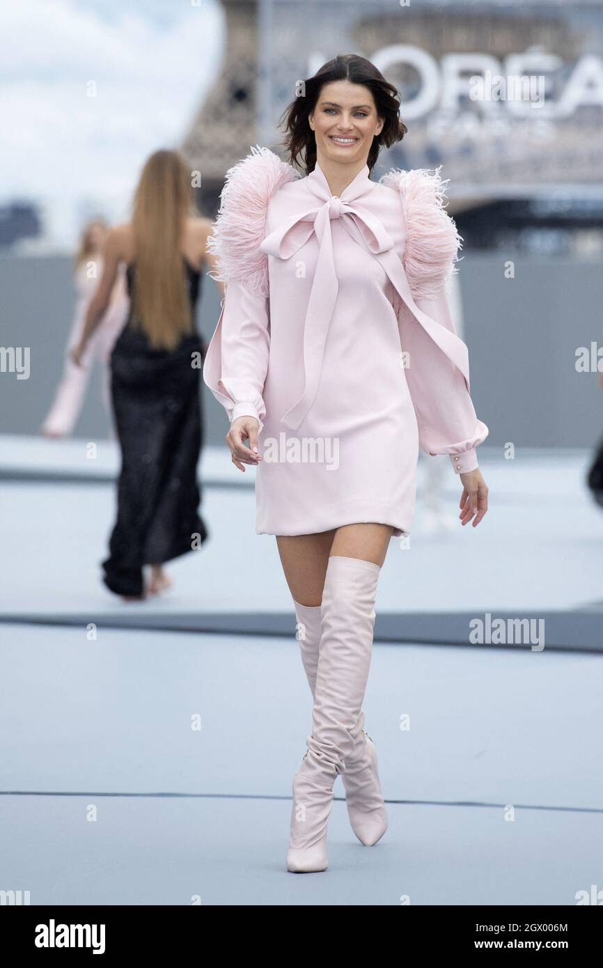 Isabeli Fontana marche sur la piste pendant le spectacle l'Oréal dans le  cadre de la semaine de la mode de Paris vêtements pour femmes Printemps/été  2022 à Paris, France, le 03 octobre