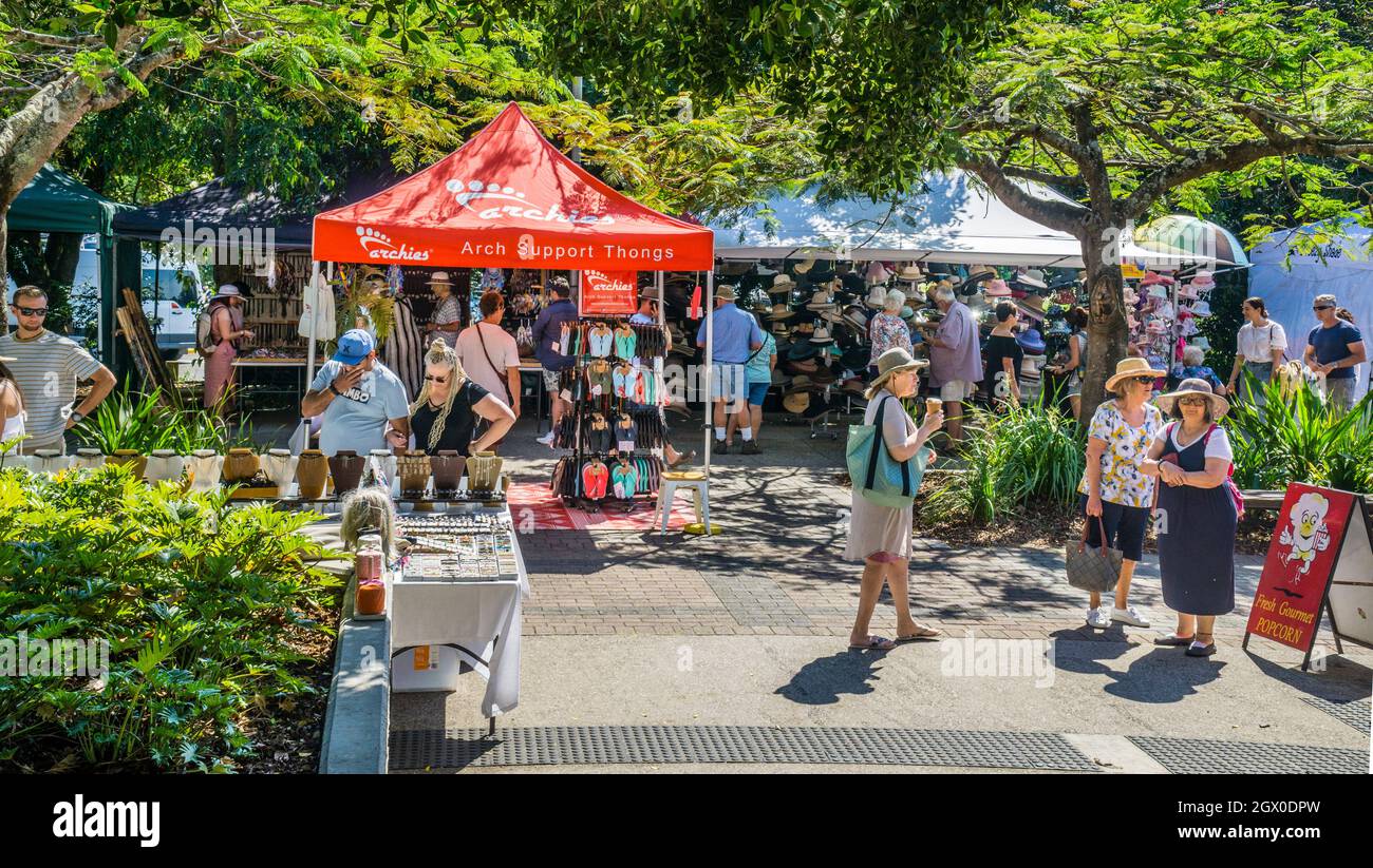 Eumundi Markets, marché en plein air avec artisanat local et cuisine de rue avec étals au milieu d'un grand barbour, Eumundi, Sunshine Coast Regio Banque D'Images