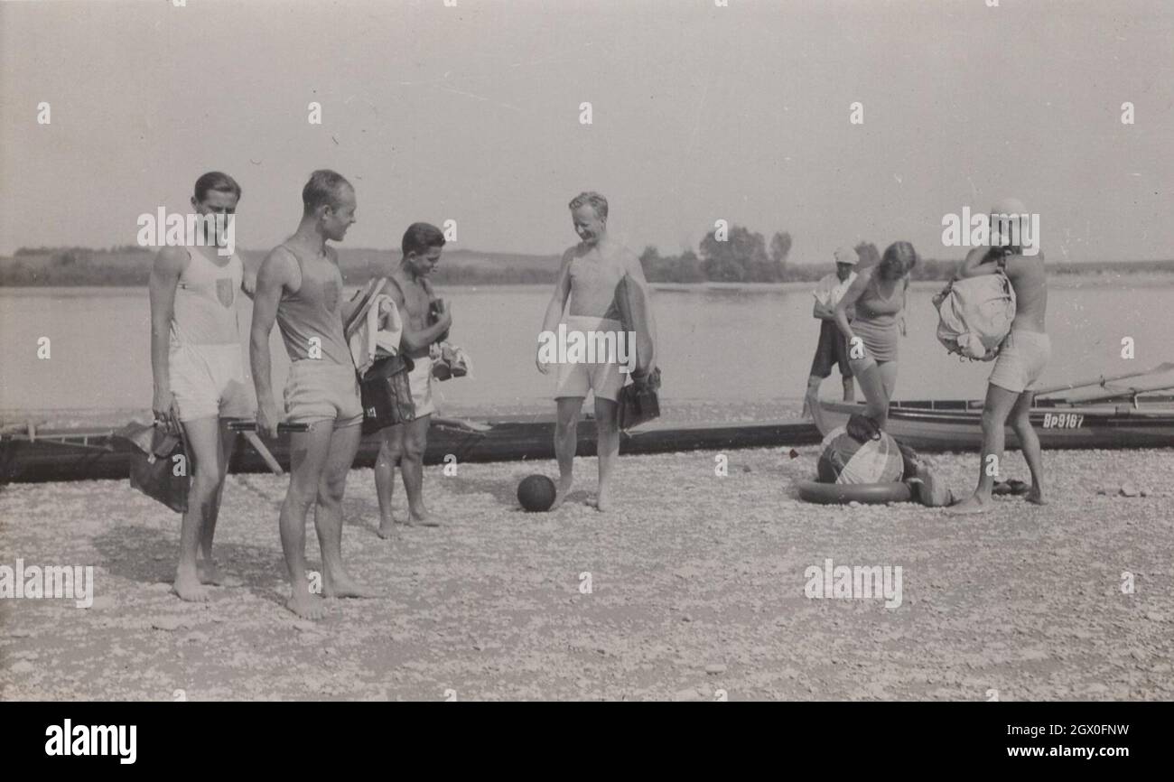 les membres de l'équipe de football professionnelle ou nationale ont fait un peu de jeu sur la plage. Ils portent le symbole de leur pays qui est méconnaissable. Période: Années 1930 Source: Photographie originale / plage vintage Banque D'Images