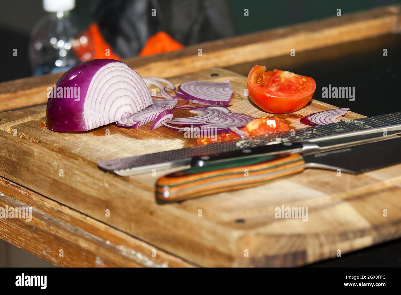 Cuisinier est en train de couper l'oignon Banque de photographies et d ...