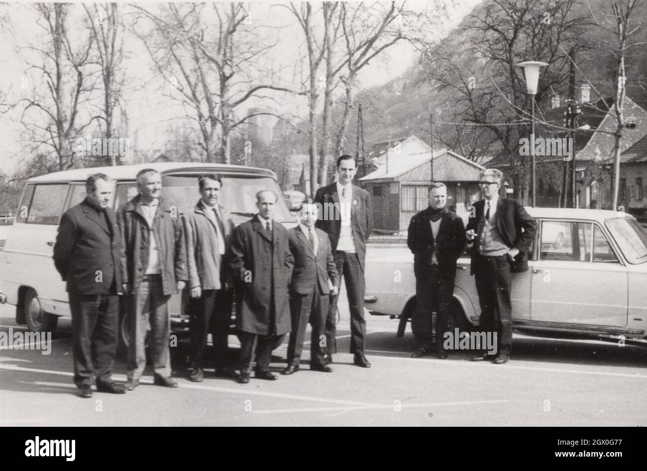 super première classe rétro photo originale des années 1960: La plus forte ( et la plus courte aussi) debout au milieu de l'image.La personne la plus haute se trouve à côté de l'icône de cette photo. Il y a des véhicules rétro inconnus dans la photo.Source : photo originale Banque D'Images