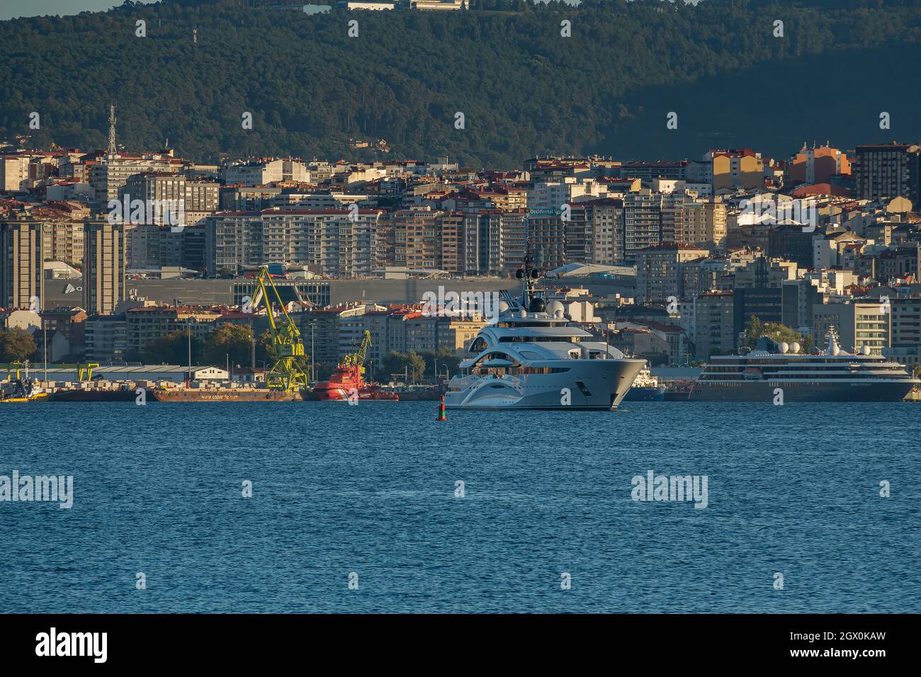 Vigo, Espagne, le 28 septembre 2021. Yatch Al Lusail ancré sur la baie de Vigo en Espagne au coucher du soleil avec la ville en arrière-plan Banque D'Images