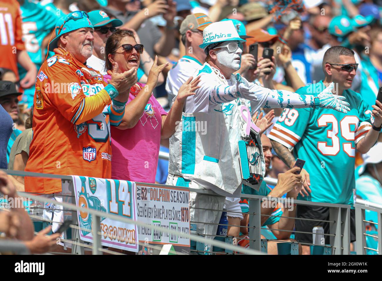 Dimanche 3 octobre 2019 ; Miami Gardens, Floride, États-Unis ; les fans des Miami Dolphins apprécient et encouragent l'équipe lors d'un match de la NFL contre l'Indianapolis Co Banque D'Images