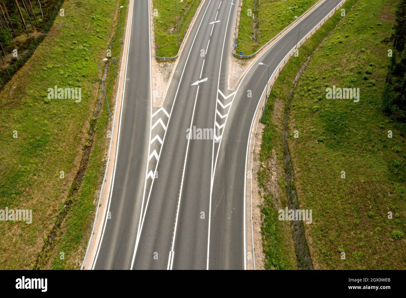 Vue de haut en bas d'Une autoroute à plusieurs voies avec voies d'accès,  gros plan Photo Stock - Alamy