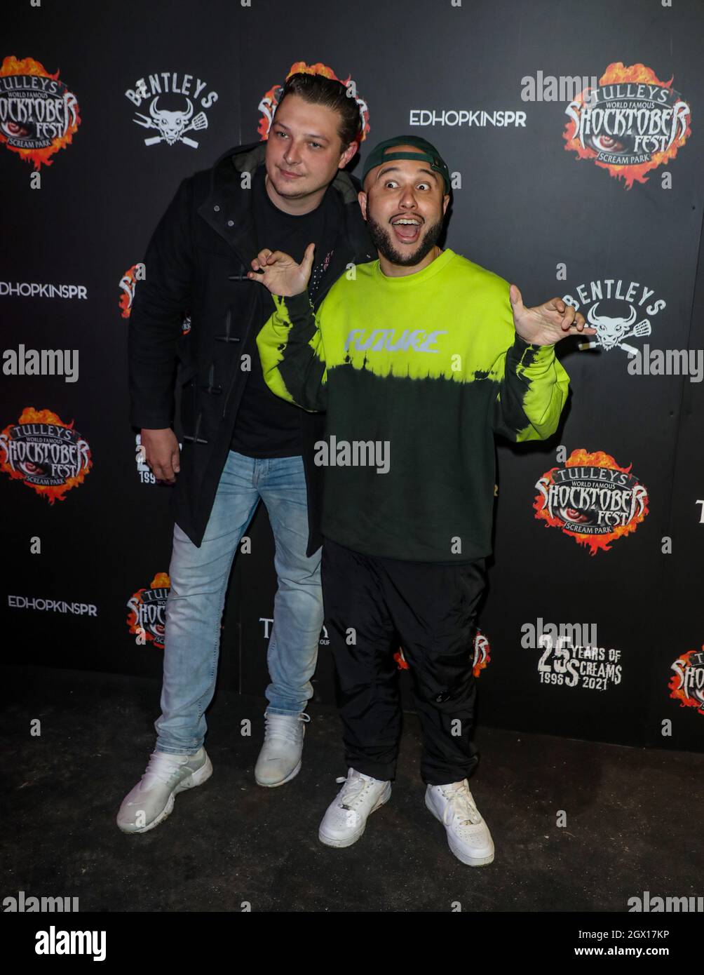 Crawley, Royaume-Uni. 1er octobre 2021. John Newman (L) et Jax Jones (R) assistent à la soirée d'ouverture de la Shocktoberfest 2021 à Tulley's Farm à Crawley. (Photo de Brett Cove/SOPA Images/Sipa USA) crédit: SIPA USA/Alay Live News Banque D'Images