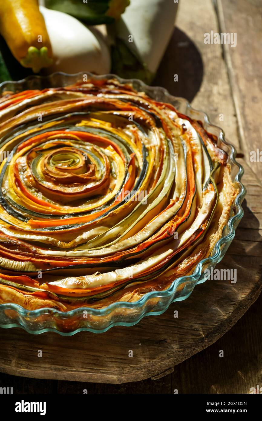 Tarte aux légumes soleil mexicain.Tarte ouverte ronde à base de courgettes, d'aubergines et de carottes.Vue rapprochée du dessus.Aliments sains à base de légumes.Végétarisme.Tarte en spirale avec aubergines. Banque D'Images