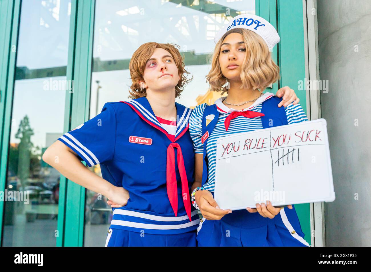 Les participants présentent Steve et Robin Scoops Ahoy of Stranger Things, au Comic con à Los Angeles, Californie, États-Unis Banque D'Images