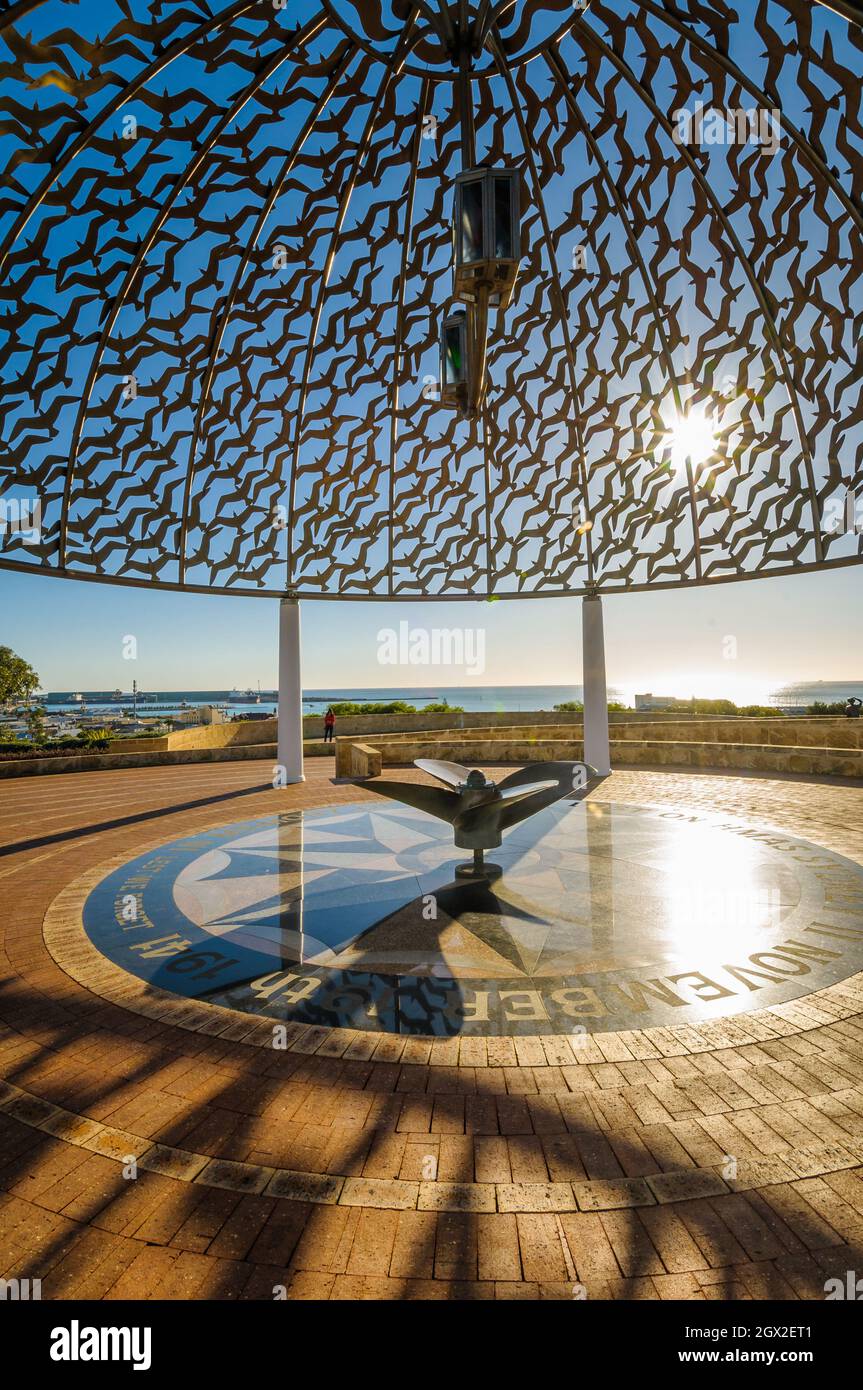 Installation centrale d'art en bronze surplombant le port de Geraldton au site commémoratif HMAS Sydney 11 à Geraldton, en Australie occidentale. Banque D'Images