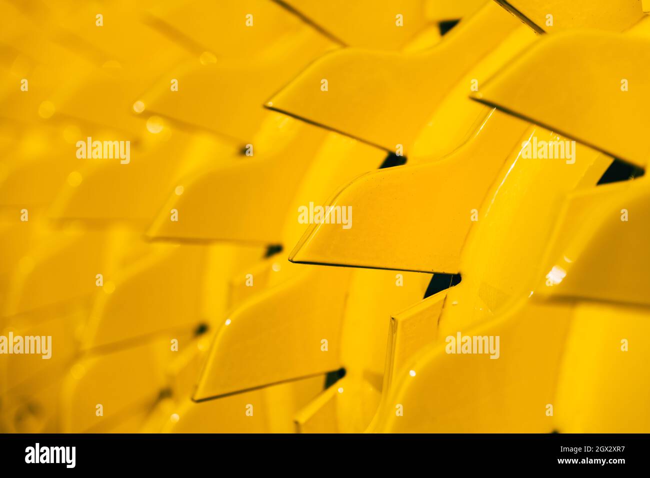 Gros plan des herses à disque jaune du tracteur, mise au point sélective Banque D'Images