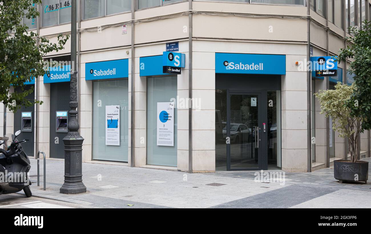 VALENCIA, ESPAGNE - OCTOBRE 03, 2021: Banco Sabadell est une banque d'investissement et une société de services financiers espagnole Banque D'Images