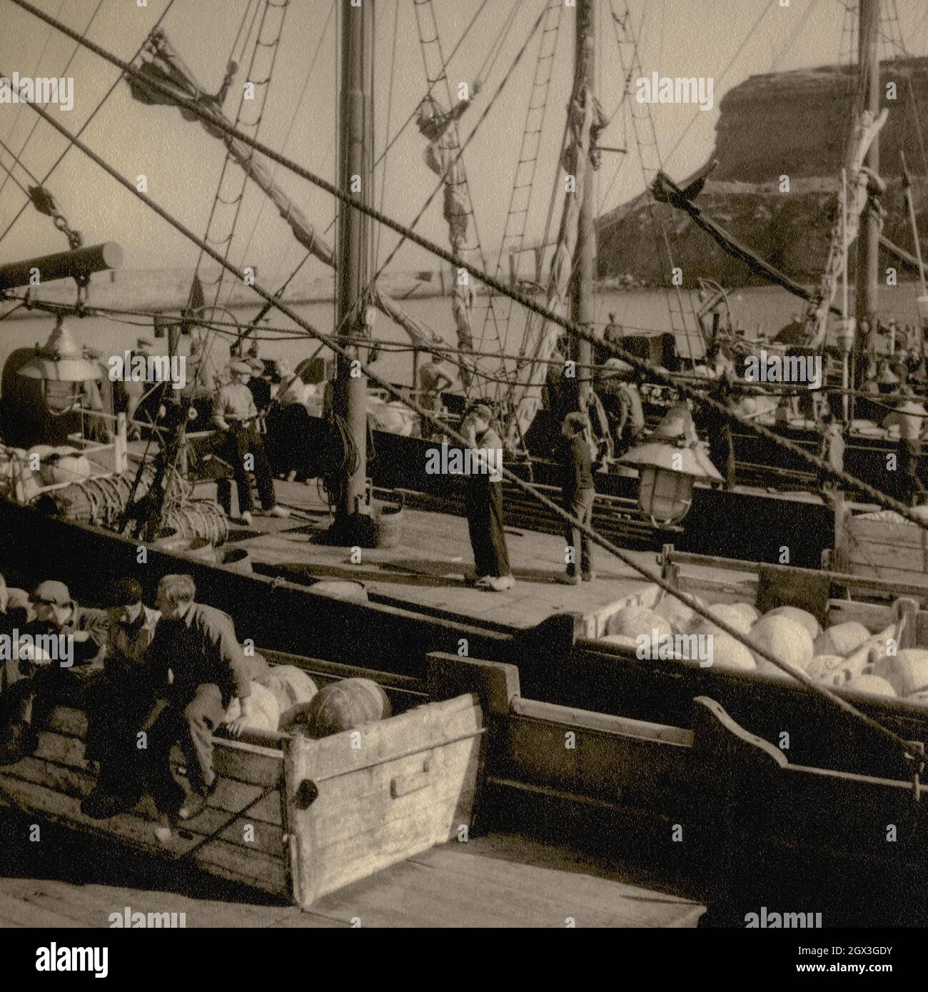 Pêcheurs en sabots à bord de chalutiers néerlandais dans le port de Whitby, Yorkshire, Angleterre, en 1953. Photographie vintage d'une collection privée. Banque D'Images