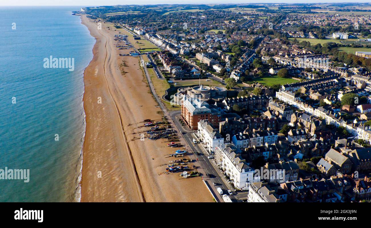Vue aérienne sur le front de mer de Deal en direction de l'ouest vers Walmer et Oldlairs Bay Banque D'Images