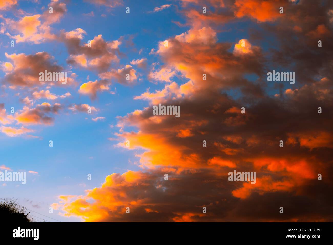 Des nuages orange spectaculaires au coucher du soleil. Image d'arrière-plan abstraite Cloudscape. Fin de journée. Des nuages enflammés au coucher du soleil. Concept de paradis ou de rêve. Banque D'Images