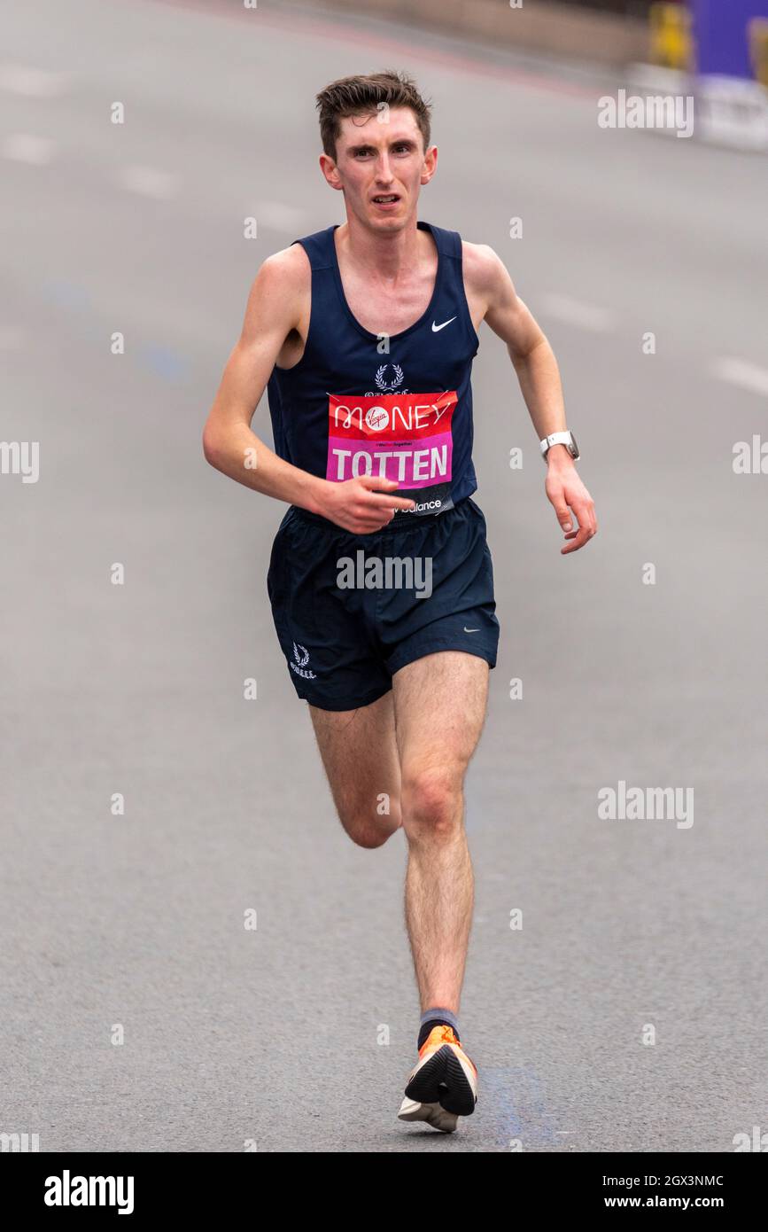 Eoghan Totten course dans le Virgin Money London Marathon 2021, à Tower Hill, Londres, Royaume-Uni Banque D'Images